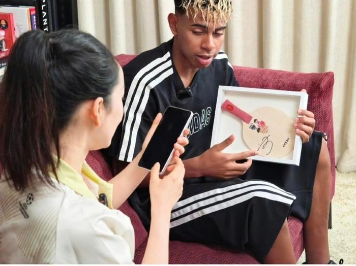 亲签球拍！亚马尔喊话孙颖莎：不敢和她打乒乓球，但可教她踢足球